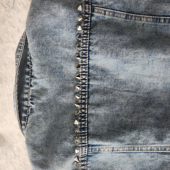 LIZZETTE Studded Jean Vest - Picture 6 of 7